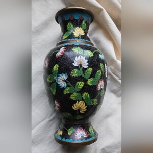 Chinese cloisonné vase Black With Floral Pattern